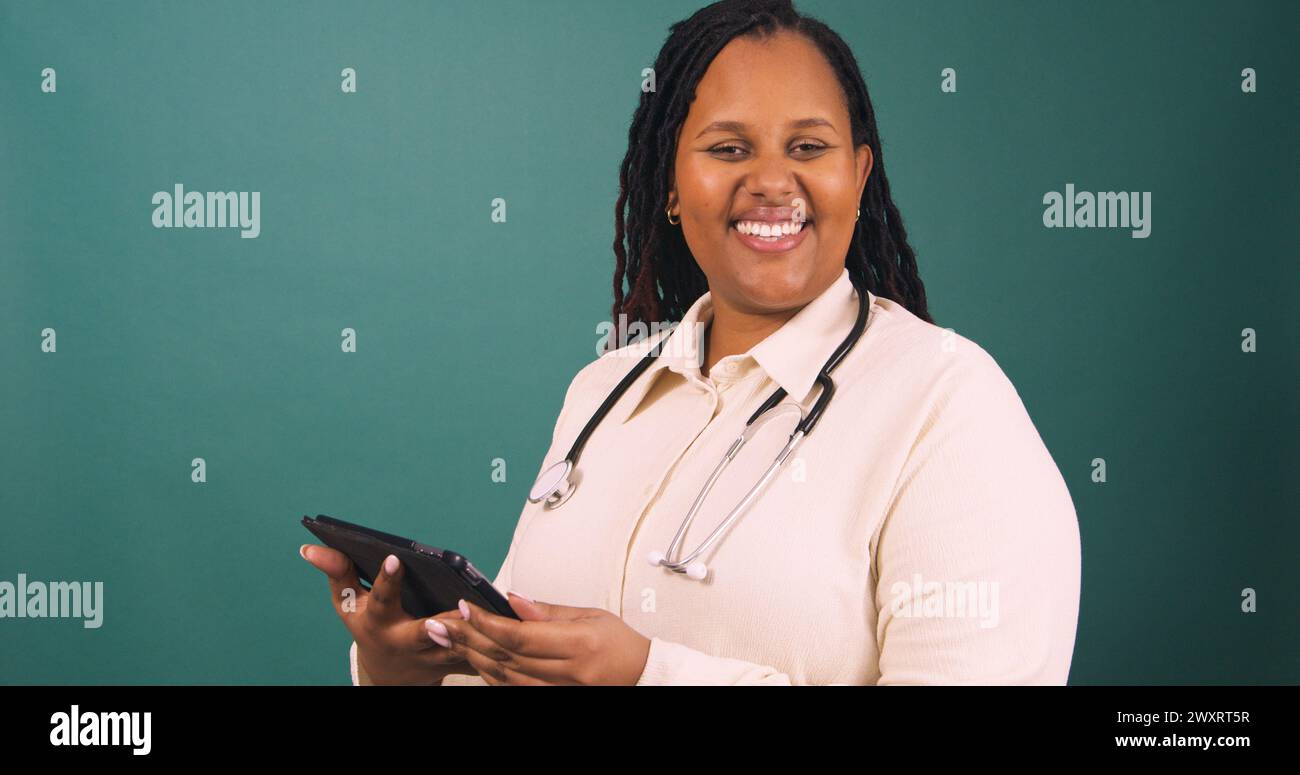 Black female doctor hi-res stock photography and images - Alamy