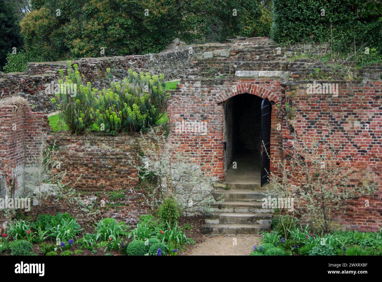 Old english garden wall hi-res stock photography and images - Alamy