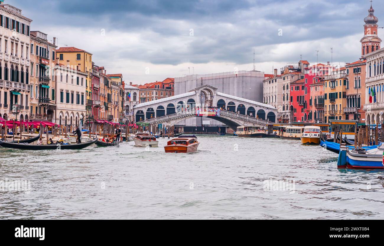 Traffic with boats on the Grand Canal in front of the Rialto Bridge in Venice, Veneto, Italy Stock Photo