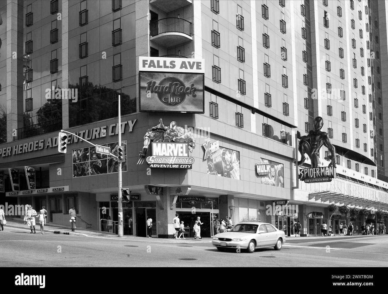 Tourists walking down falls ave hires stock photography and images Alamy
