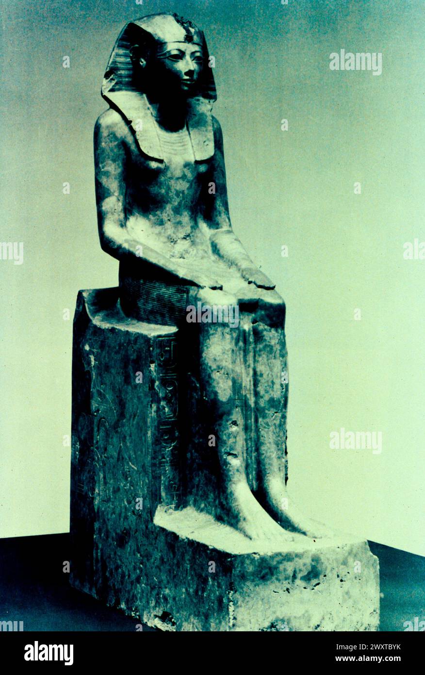 Ancient Egyptian limestone statue of Queen Hatahepsut, Egypt 1400 BC Stock Photo