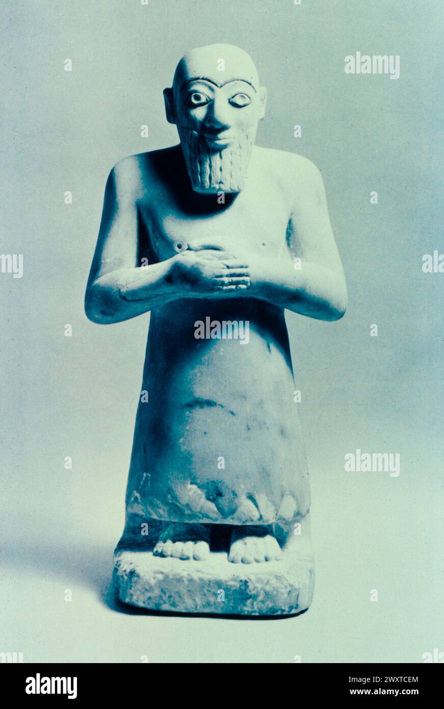Alabaster statuette of a man from Mari, Mesopotamia Stock Photo