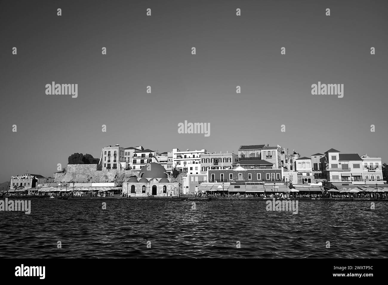 Taverns, historic buildings and crowds of tourists in the port of ...