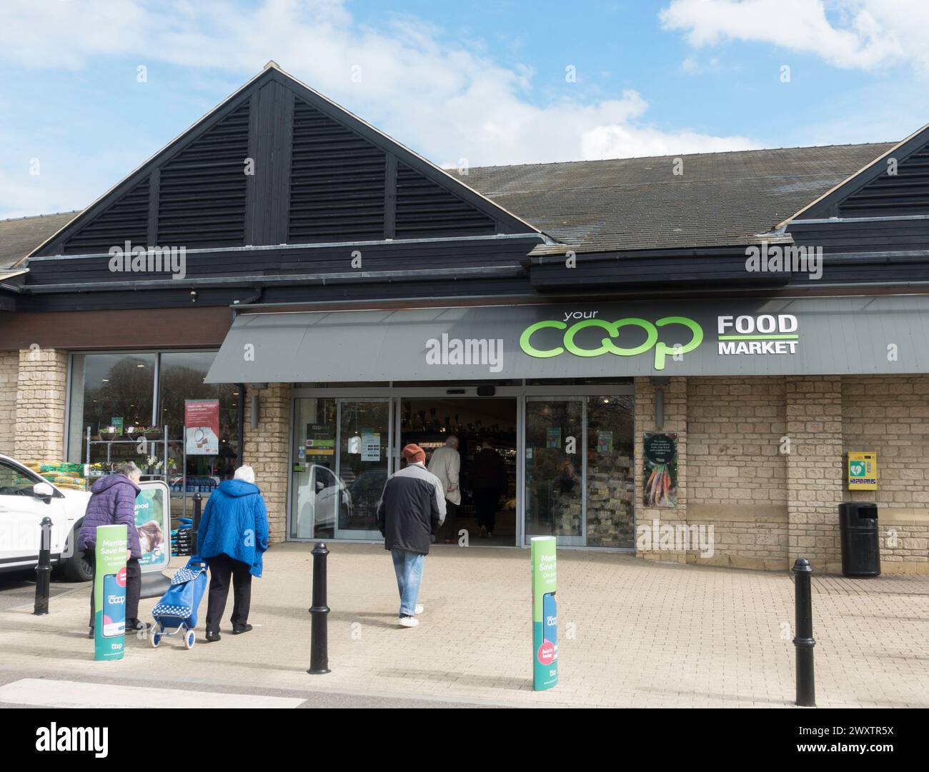 Shoppers entering the Co-op food market in Moreton in Marsh, Gloucestershire, England, UK Stock Photo