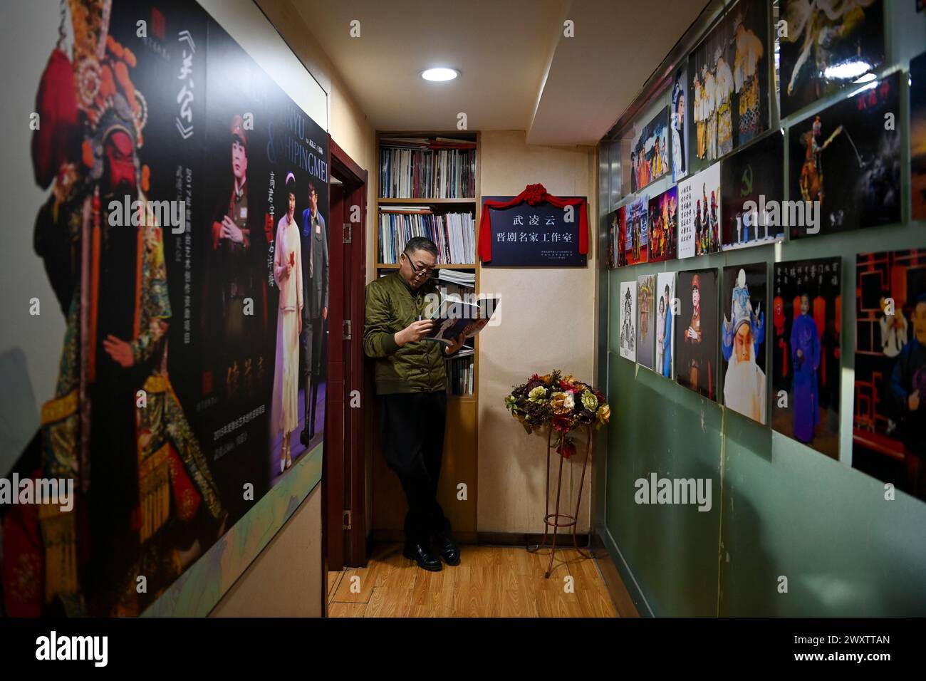 (240402) -- TAIYUAN, April 2, 2024 (Xinhua) -- Wu Lingyun reads a book ...