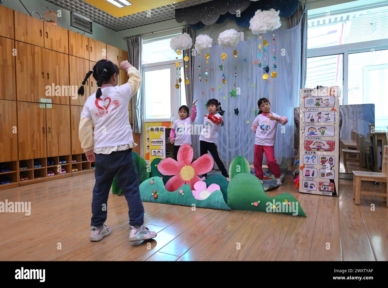 (240402) BEIJING, April 2, 2024 (Xinhua) Children play games in