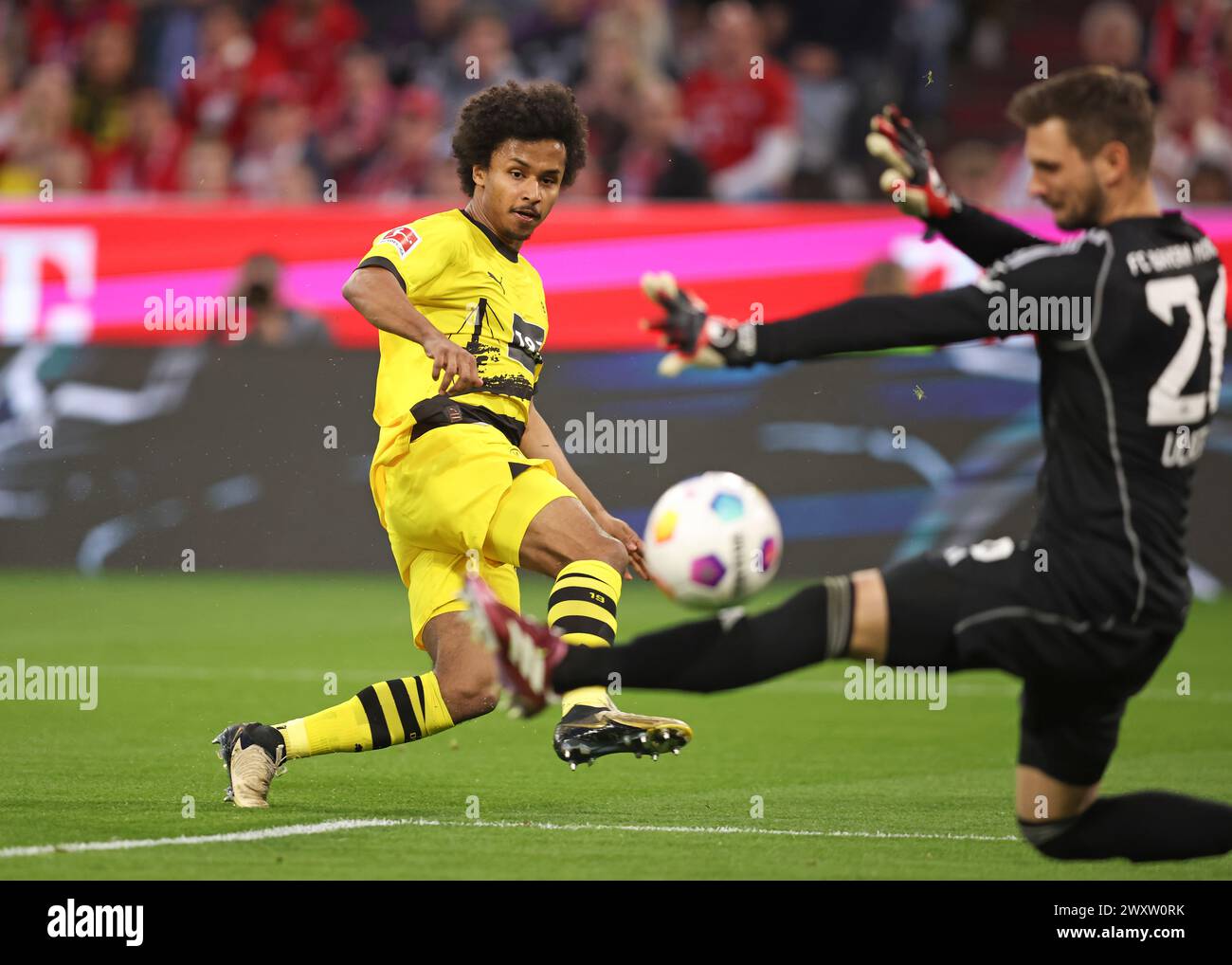 Karim Adeyemi Of Borussia Dortmund Schiesst Das Tor Treffer Zum 0:1 ...