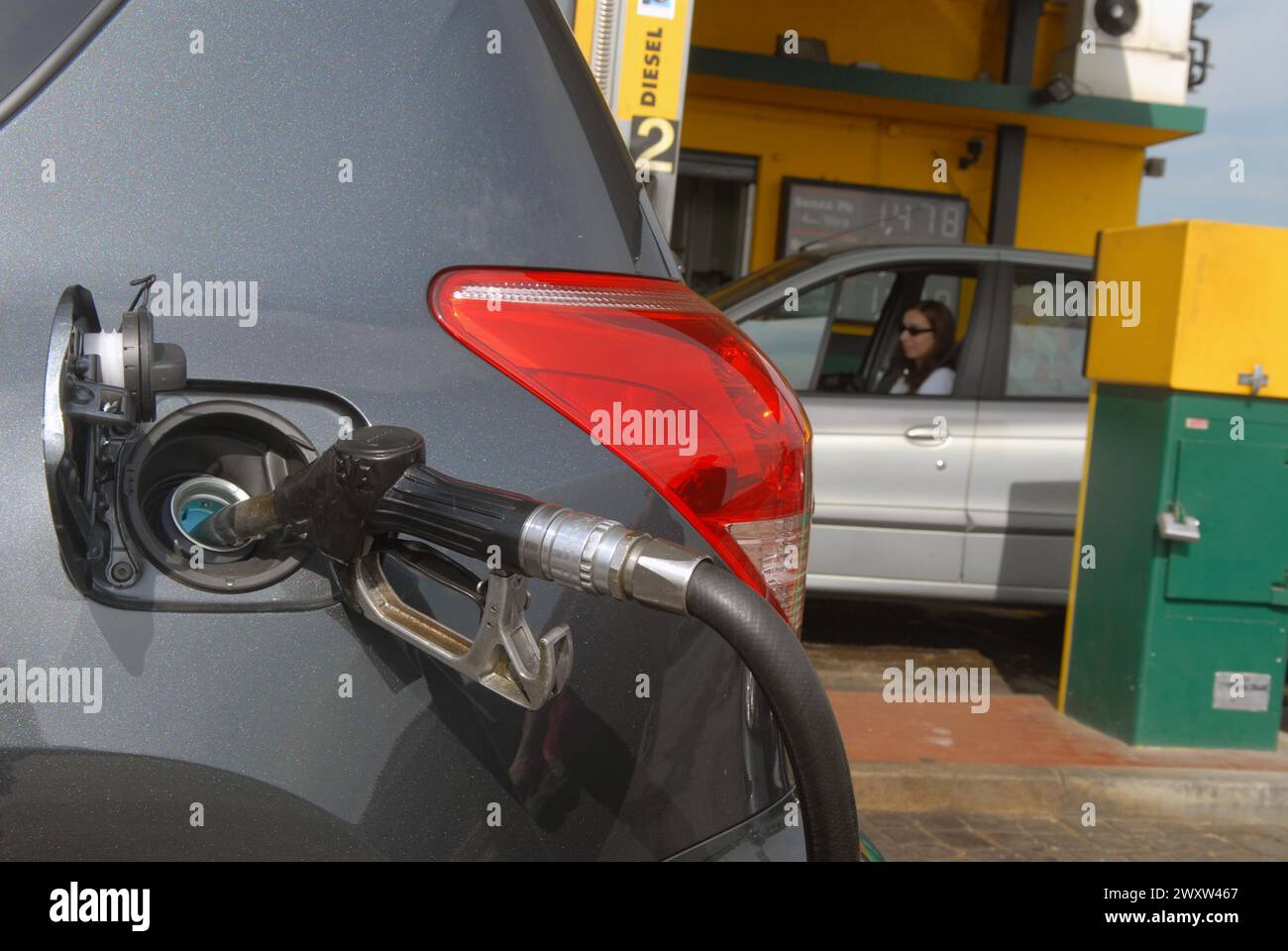 - independent petrol station at south outskirts of Milan (Italy), thanks to resort to free market can charge prices lower than those of large distribution chains - distributore indipendente di carburanti alla periferia sud di Milano, grazie al ricorso al mercato libero pratica prezzi inferiori a quelli delle grandi catene di distribuzione Stock Photo