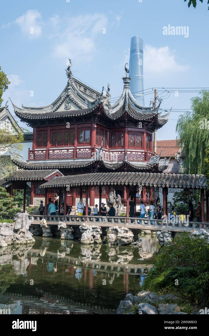 Pond in Traditional Chinese private garden - Yu Yuan, Shanghai, China Stock Photo