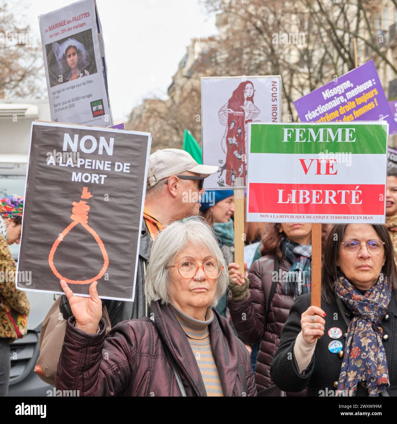 8 mars – Grève féministe. Manifestation à Paris Stock Photo