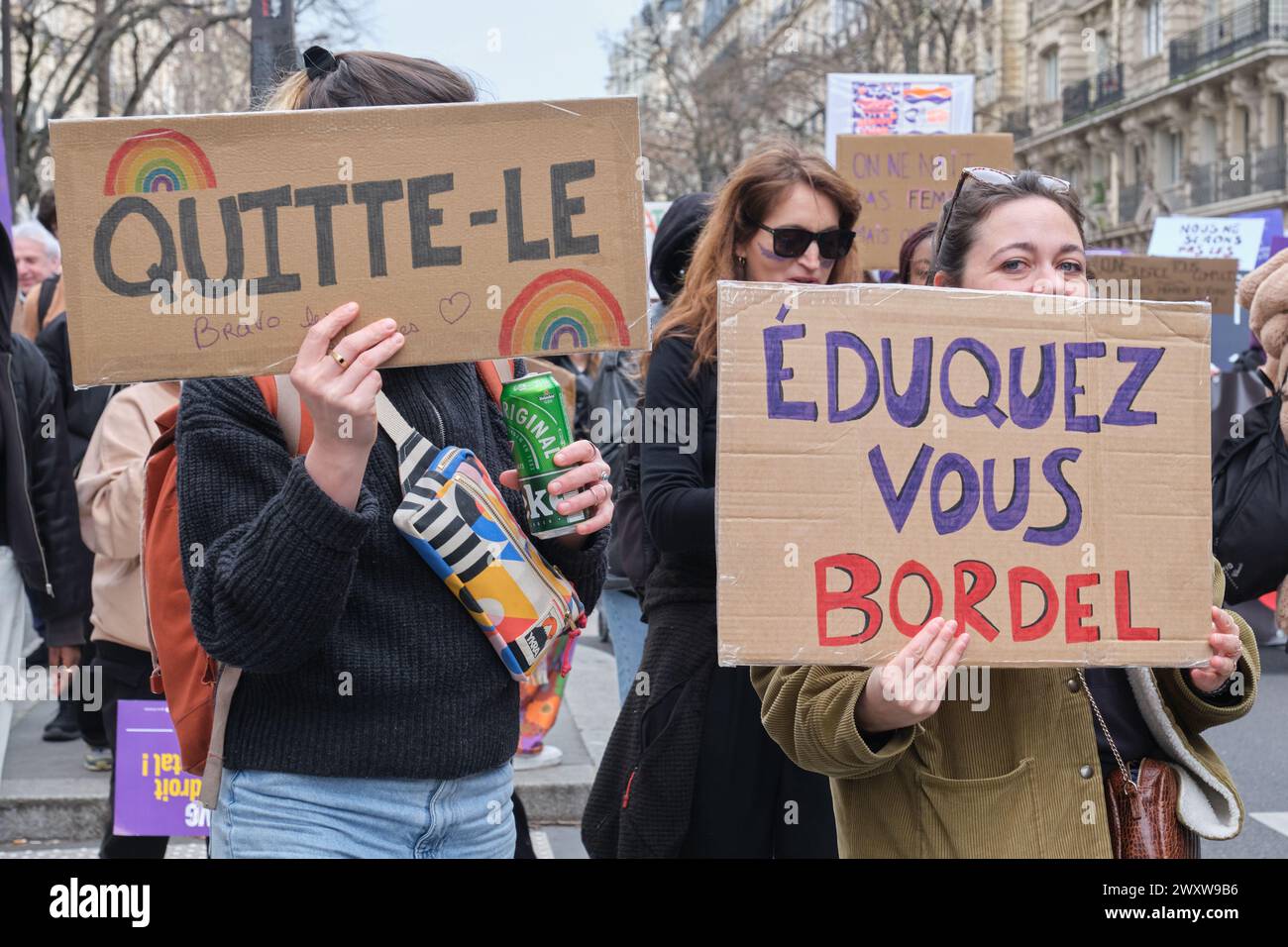 8 mars – Grève féministe. Manifestation à Paris Stock Photo