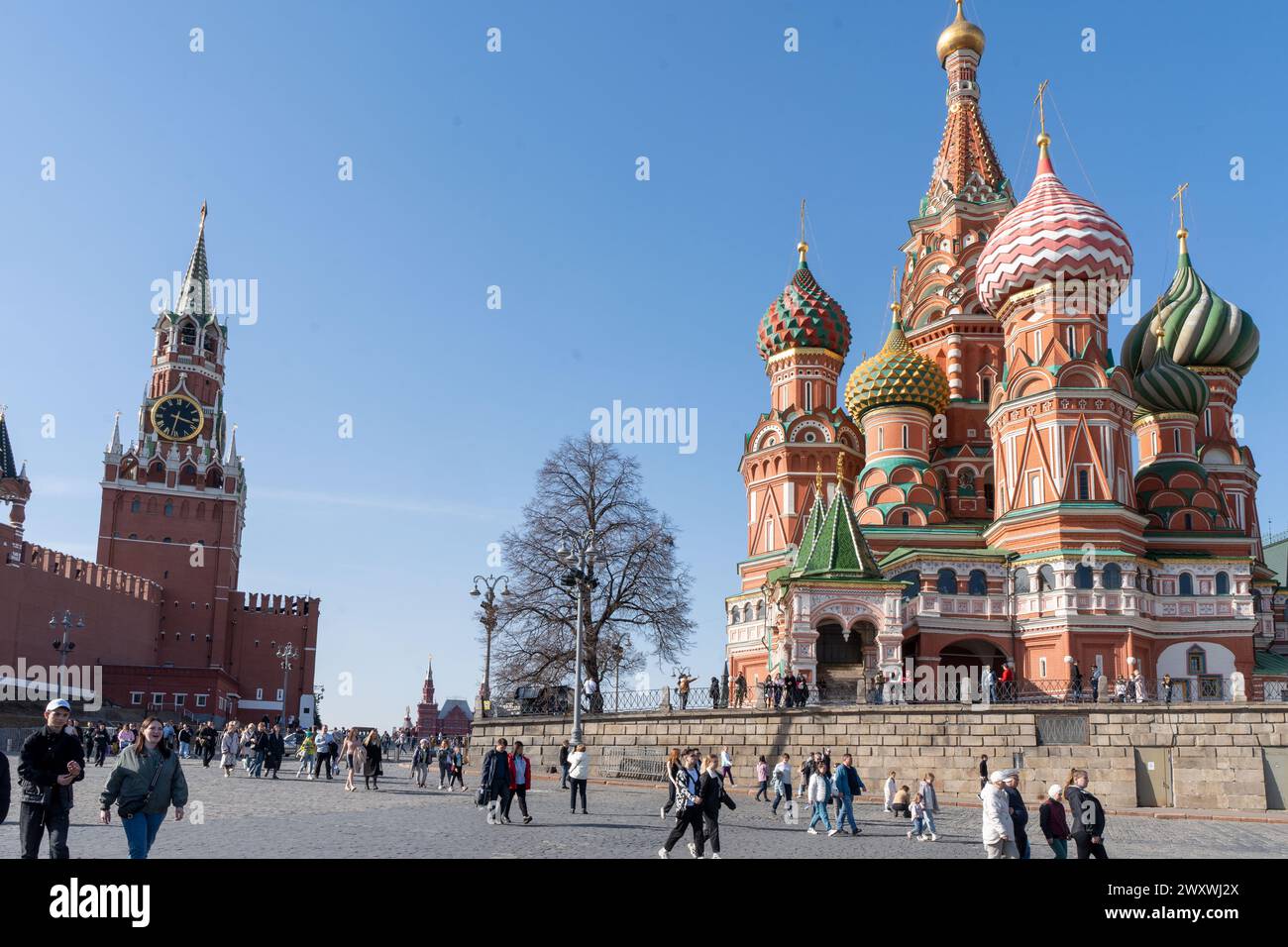 Moscow Kremlin and St Basil's Cathedral on the Red Square in Moscow ...