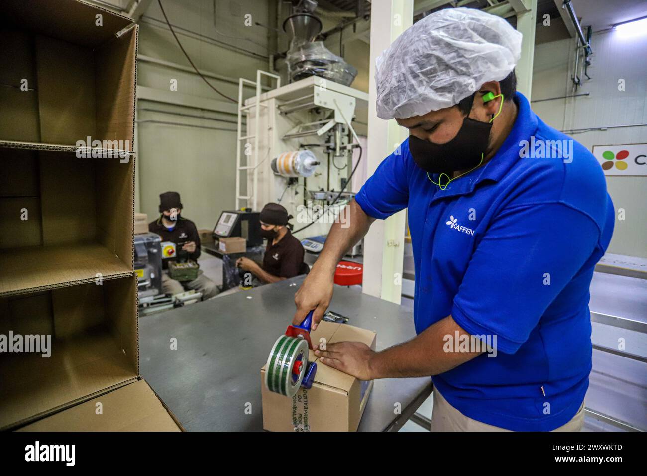 coffee manufacturing plant, industrialized roasted coffee production process, ground coffee
