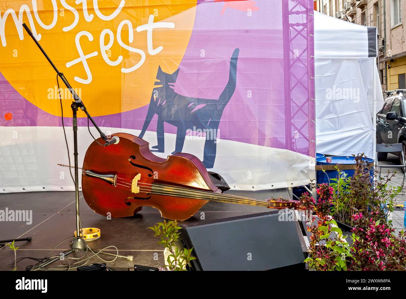 Empty festival stage hi-res stock photography and images - Alamy