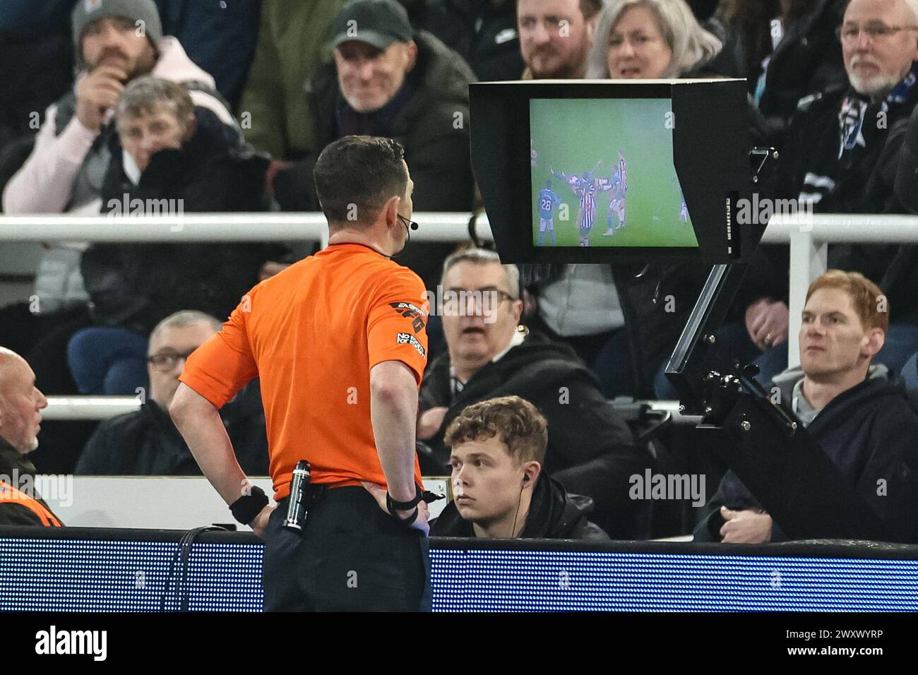 Var screen penalty hi-res stock photography and images - Alamy