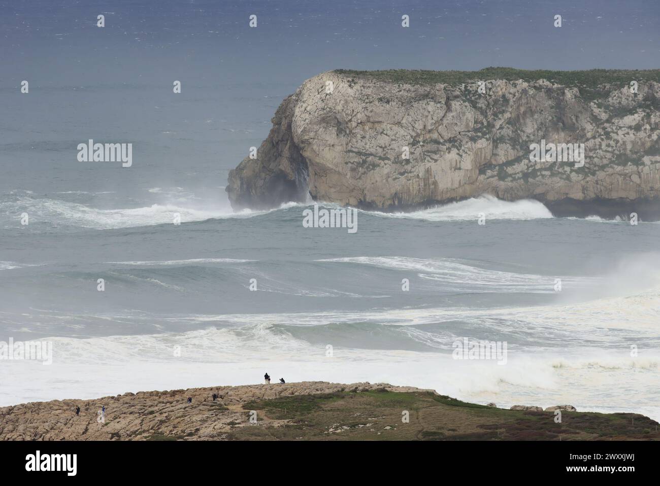 Mar cantábrico embravecido en primavera 2024 Stock Photo