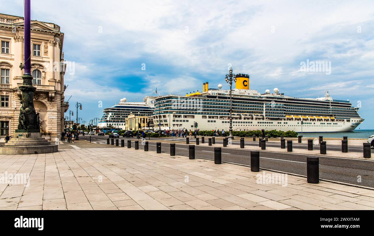 Piazza Unita d'Italia borders directly on the sea with cruise ships, Trieste, harbour city on the Adriatic, Friuli, Italy, Trieste, Friuli, Italy Stock Photo