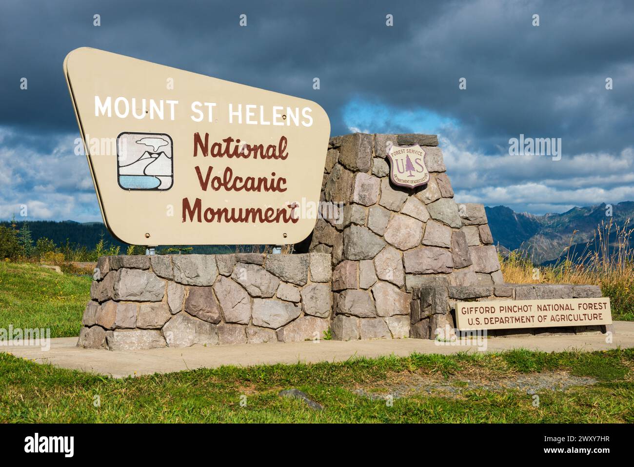 National volcanic monument welcome sign hi-res stock photography and ...