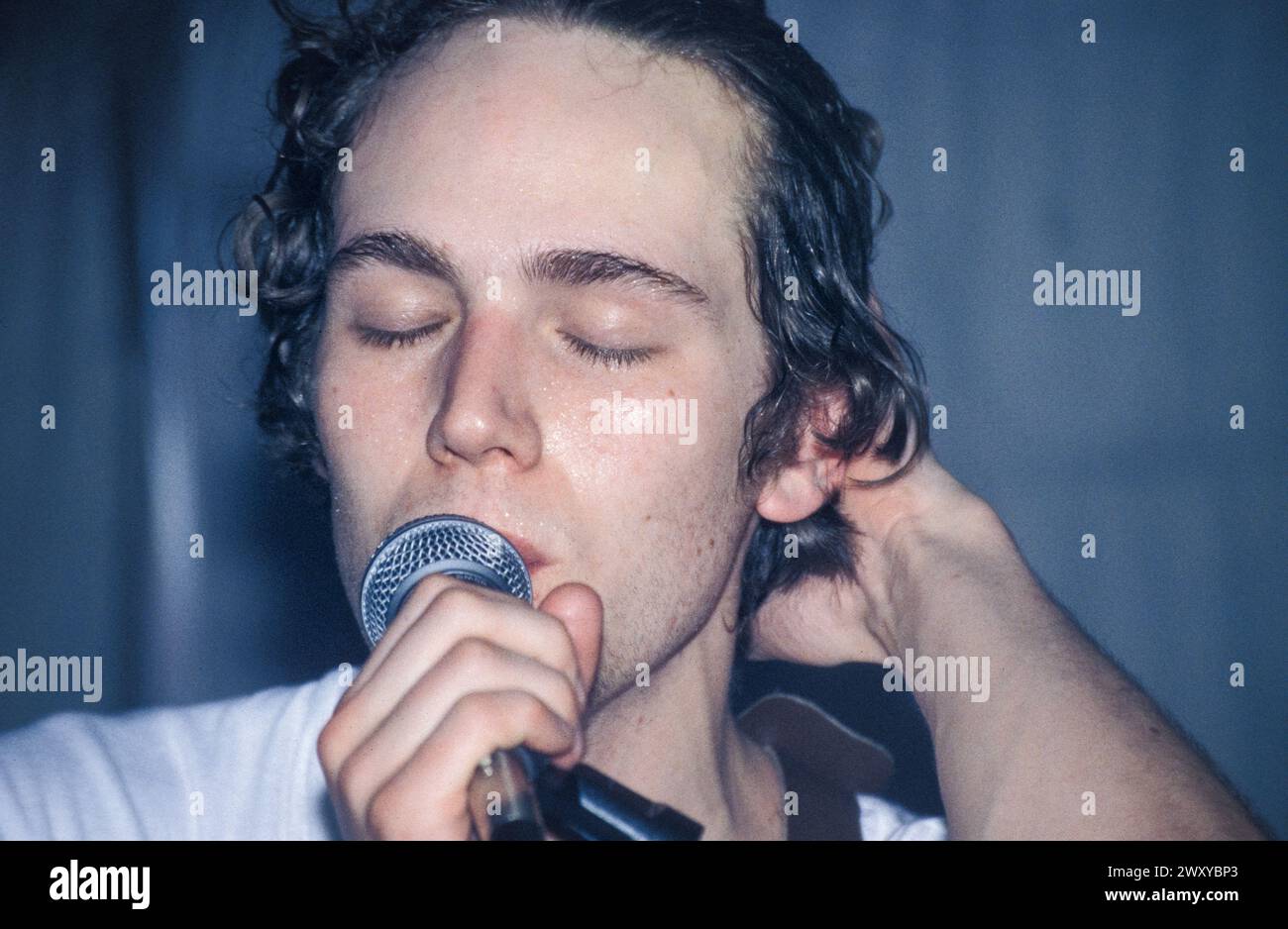 gomez-early-concert-1998-a-young-ian-ball-of-gomez-playing-a-tiny