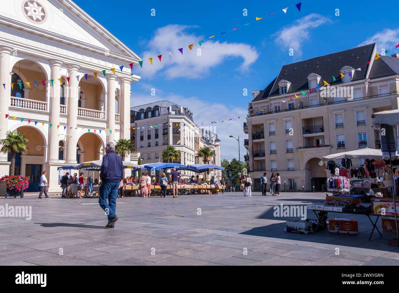 Le Plessis-Robinson (Paris area): market in “place Jane Rhodes” square, pediment of the cultural center “Maison des arts” and buildings Stock Photo