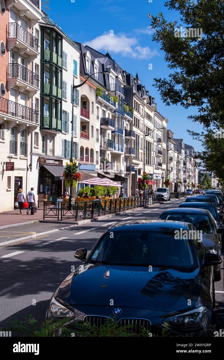 Le Plessis-Robinson (Paris area): properties in “Avenue De Gaulle”, near the new estate “Cite jardins” Building facades and cars parked along the aven Stock Photo