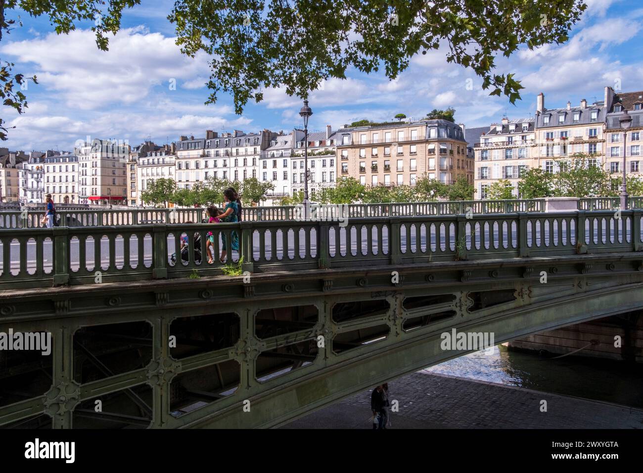 Paris (France):building facades along the quay “quai Betune” on the natural river island “ile Saint-Louis”, in Paris 4th arrondissement (district) Stock Photo