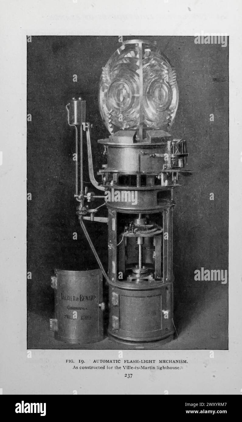 AUTOMATIC FLASH-LIGHT MECHANISM. As constructed for the Ville-es-Martin lighthouse. from the Article THE LATEST IMPROVEMENTS IN THE FRENCH LIGHTHOUSE SYSTEM. By Jacques Boyer. from The Engineering Magazine Devoted to Industrial Progress Volume XVI October 1898 - March 1899 The Engineering Magazine Co Stock Photo