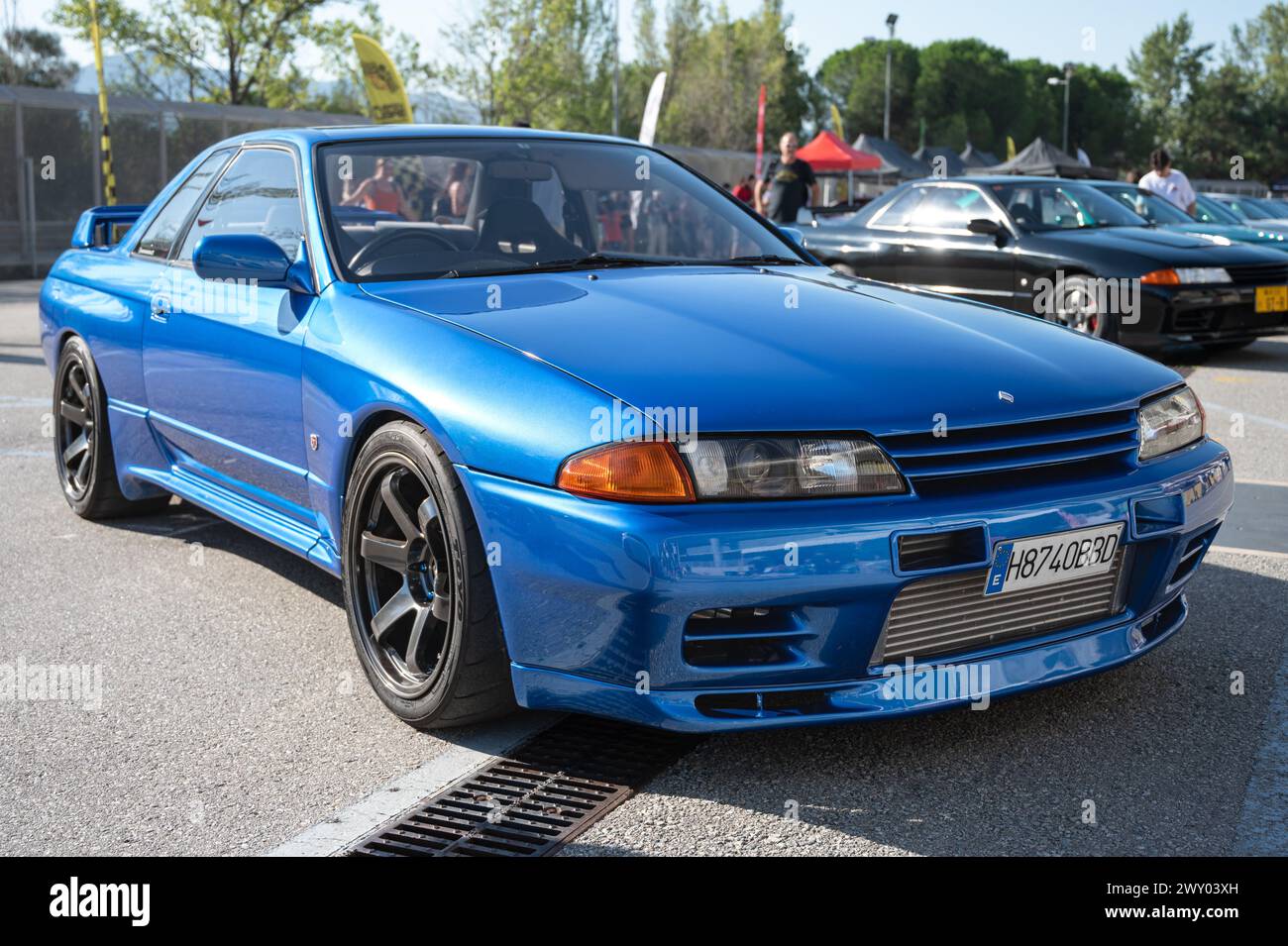 Front view of a blue eighth-generation Nissan Skyline GT R32 Front view of a blue eighth-generation Nissan Skyline GT R32