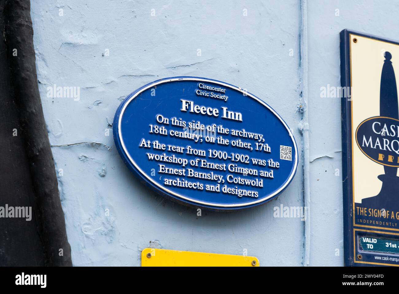 A Cirencester Civic Society plaque on the Fleece Inn stating that one side of the building is 17th Century, the other 18th century. Cirencester, UK Stock Photo