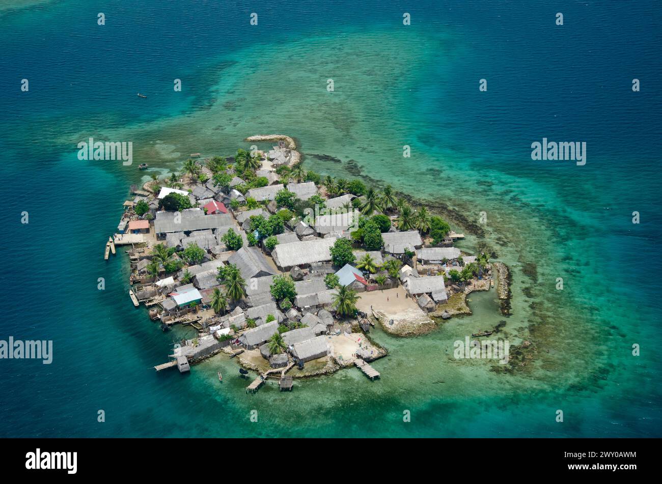 Aerial view of thatched houses and palm tree forest in island. San Blas archipelago, Caribbean, Panama, Central America - stock photo Stock Photo
