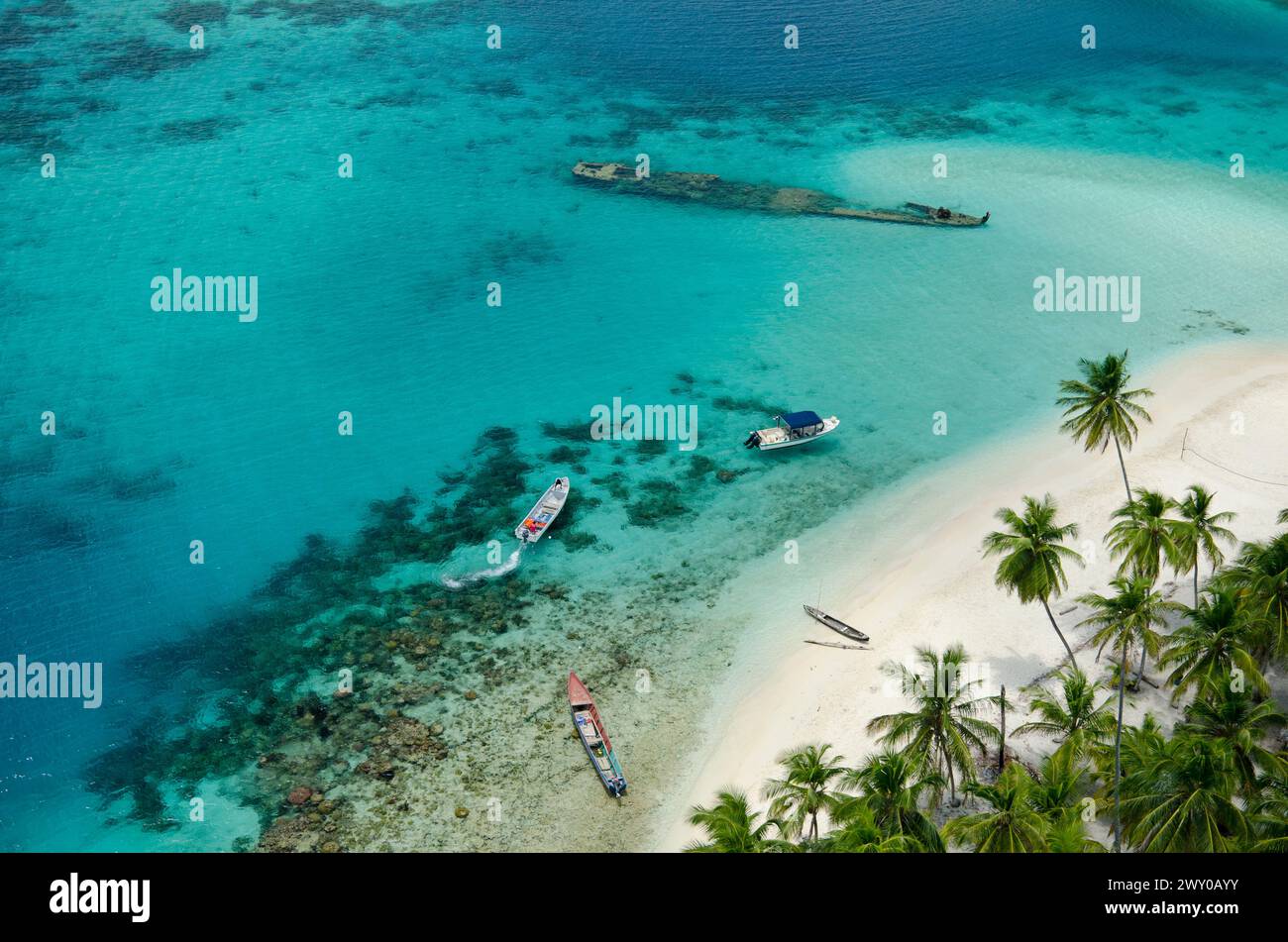 Boats at the beach in Guna Yala. San Blas archipelago, Caribbean, Panama, Central America - stock photo Stock Photo