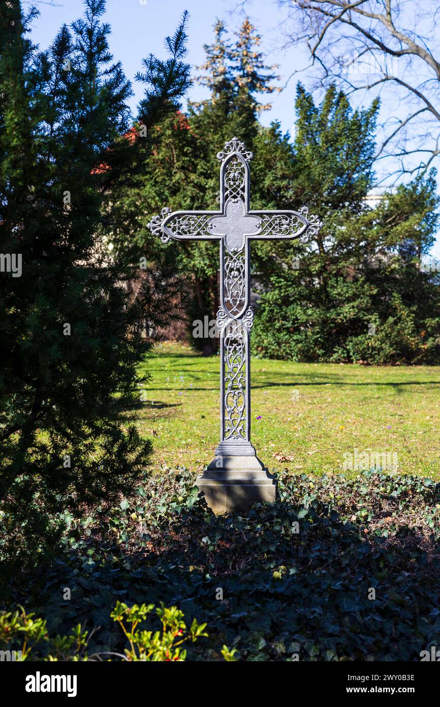 schmiedeeisernes Kreuz als Grabstein, Trinitatisfriedhof Riesa, Sachsen, Deutschland *** Wrought-iron cross as a gravestone, Trinitatisfriedhof Riesa, Stock Photo