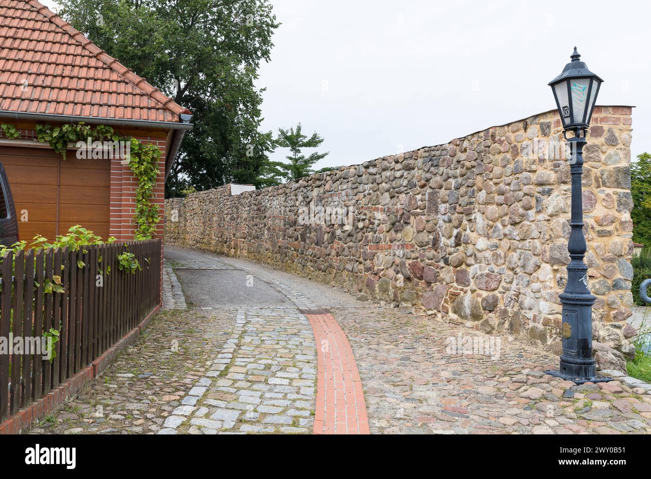 historische Stadtmauer, Altstadt von Beeskow, Brandenburg, Deutschland *** historic town wall, old town of Beeskow, Brandenburg, Germany Stock Photo