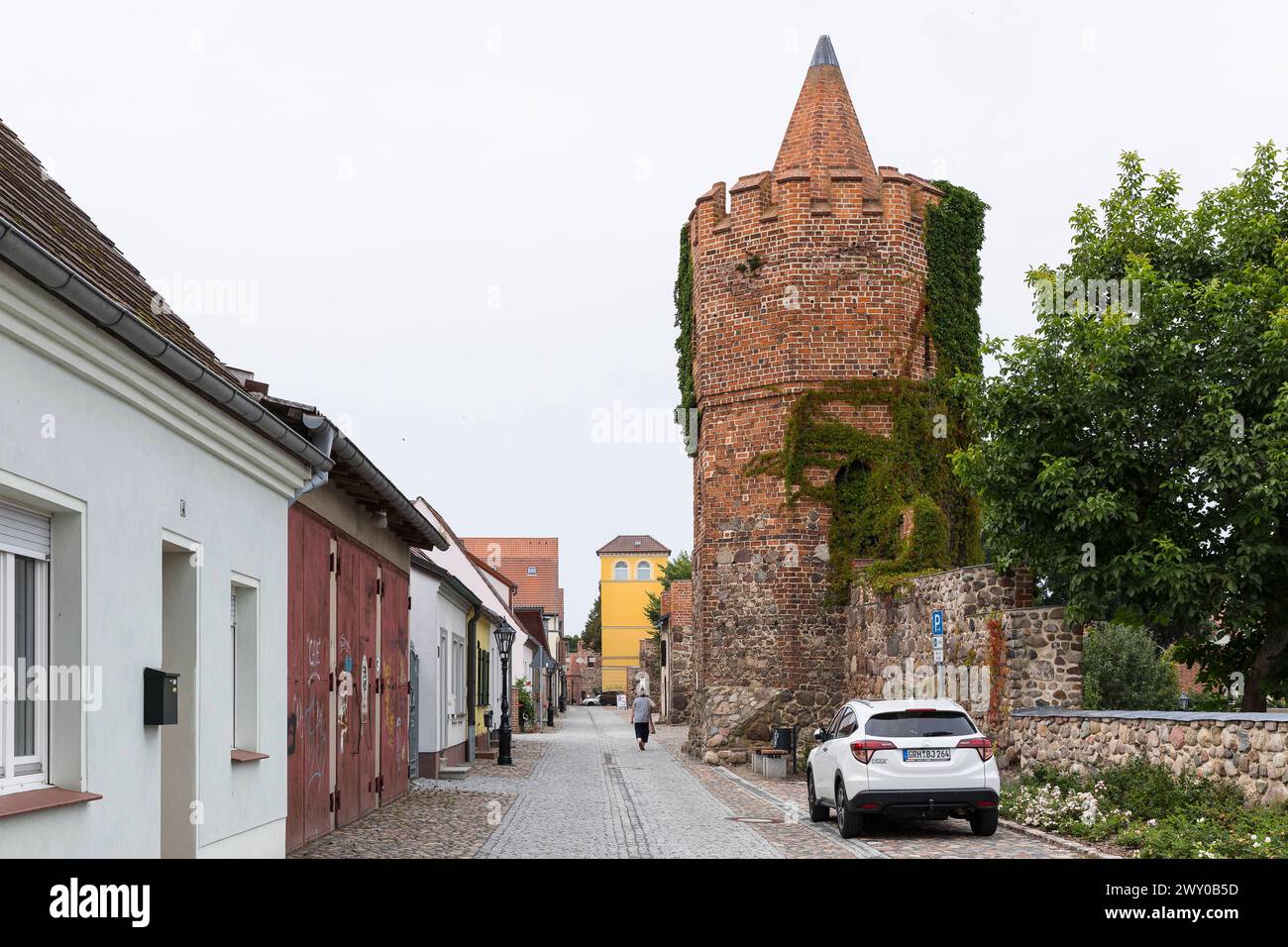 Stadtmauer mit Mäuseturm, Altstadt von Beeskow, Brandenburg, Deutschland *** Town wall with mouse tower, old town of Beeskow, Brandenburg, Germany Stock Photo