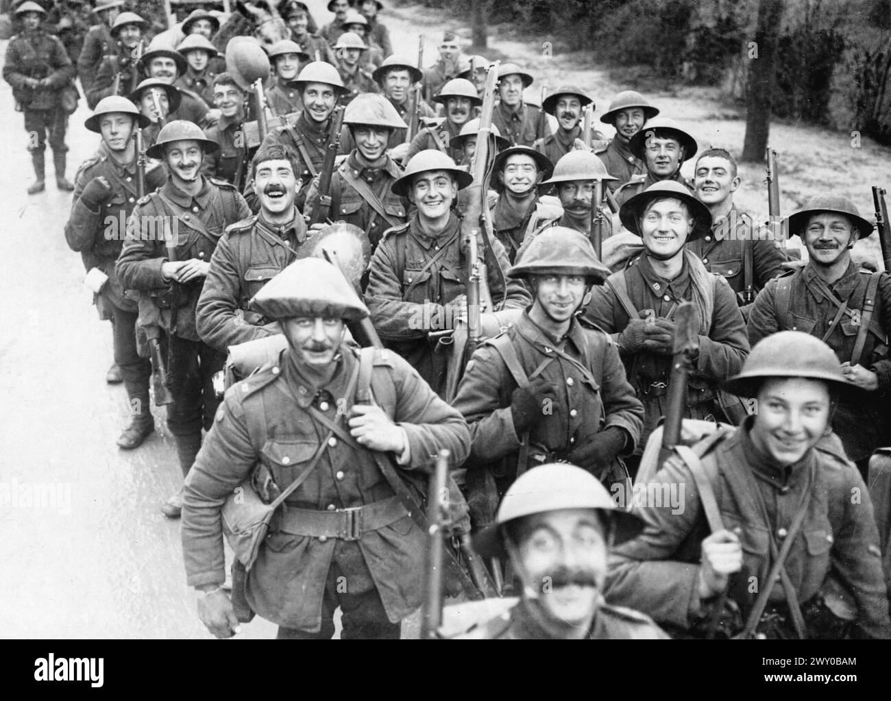 BATTLE OF THE SOMME 1916 Soldiers of the Royal Fusiliers (City of London Regiment) on their way to the front in November 1916 Stock Photo