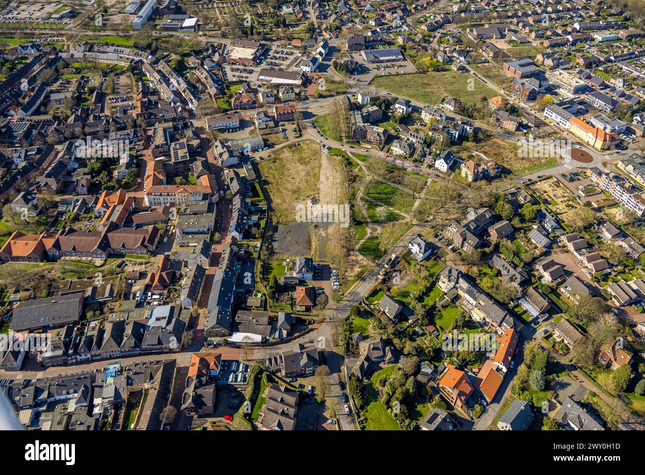 Luftbild, Wohngebiet mit Wiesenflächen und Kreisverkehr am Stadtgarten, Rees, Nordrhein-Westfalen, Deutschland ACHTUNGxMINDESTHONORARx60xEURO *** Aerial view, residential area with meadows and traffic circle at the city garden, Rees, North Rhine-Westphalia, Germany ATTENTIONxMINDESTHONORARx60xEURO Stock Photo