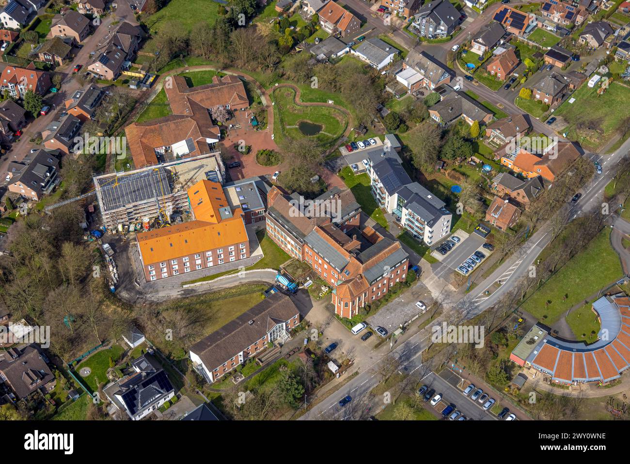 Luftbild, Baustelle mit Neubau am Caritas Altenheim und Pflegeeinrichtung Marienheim, Haus Kilian Wohnheim, Wohngebiet, Schermbeck, Ruhrgebiet, Nordrhein-Westfalen, Deutschland ACHTUNGxMINDESTHONORARx60xEURO *** Aerial view, construction site with new building at the Caritas retirement home and care facility Marienheim, Haus Kilian residential home, residential area, Schermbeck, Ruhr area, North Rhine-Westphalia, Germany ACHTUNGxMINDESTHONORARx60xEURO Stock Photo