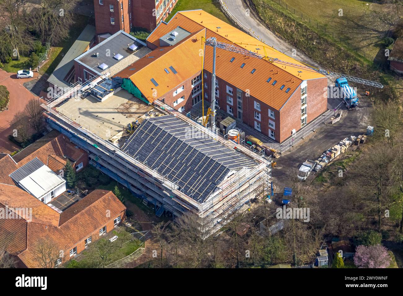 Luftbild, Baustelle mit Neubau am Caritas Altenheim und Pflegeeinrichtung Marienheim, Haus Kilian Wohnheim, Wohngebiet, Schermbeck, Ruhrgebiet, Nordrhein-Westfalen, Deutschland ACHTUNGxMINDESTHONORARx60xEURO *** Aerial view, construction site with new building at the Caritas retirement home and care facility Marienheim, Haus Kilian residential home, residential area, Schermbeck, Ruhr area, North Rhine-Westphalia, Germany ACHTUNGxMINDESTHONORARx60xEURO Stock Photo