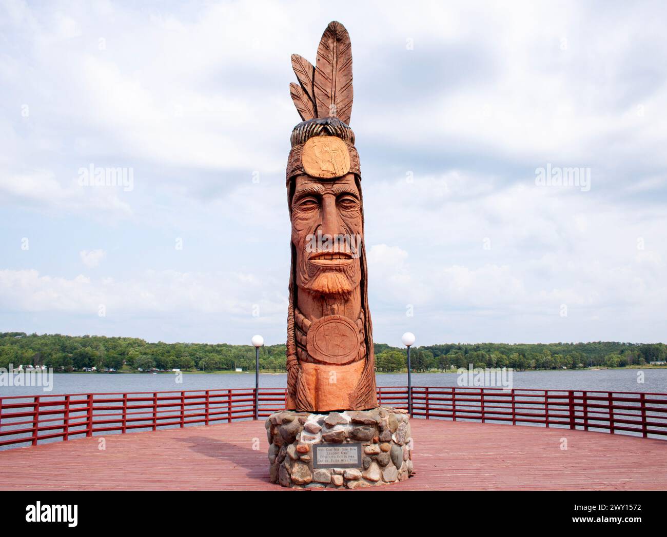 Nee-Gaw-Nee-Gaw-Bow Peter Toth Indian sculpture in Wakefield, Michigan Stock Photo