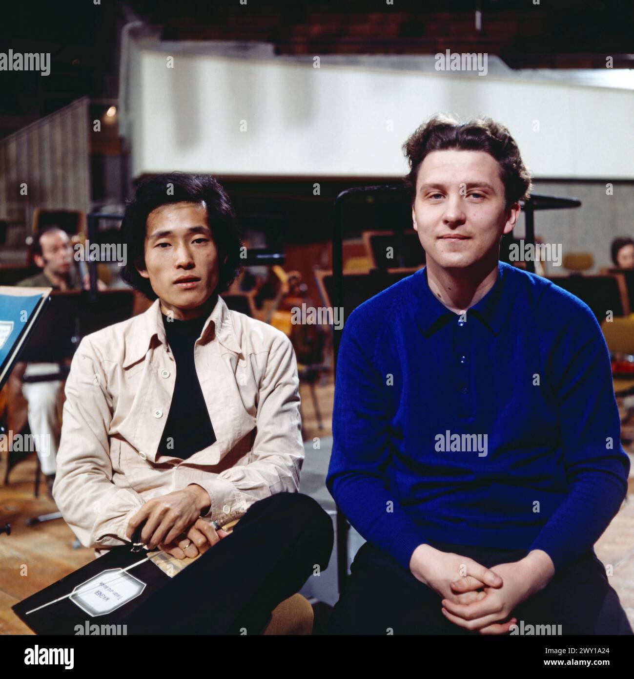 Herbert-von-Karajan-Dirigierwettbewerb, Philharmonie in Berlin, 1973, Bild: Die beiden jungen Dirigenten Kazuhiro Koizumi und Vassily Sinaisky sind beide Preisträger: 1. Preis im Dirigierwettbewerb Stock Photo