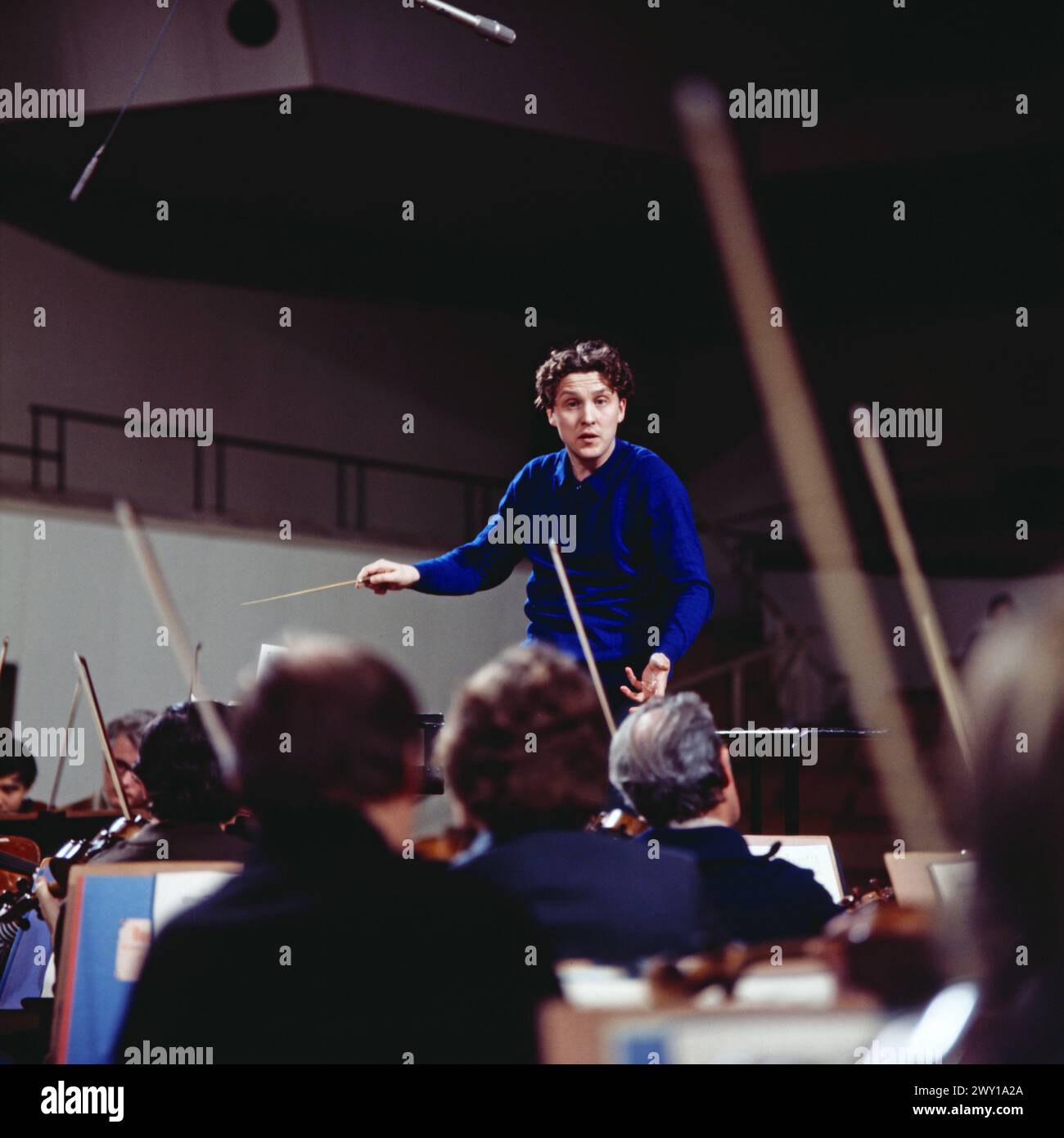 Herbert-von-Karajan-Dirigierwettbewerb, Philharmonie in Berlin, 1973, Bild: Der junge russische Dirigent Vassily Sinaisky  dirigiert die Berliner Philharmoniker. Preisträger: 1. Preis im Dirigierwettbewerb Stock Photo