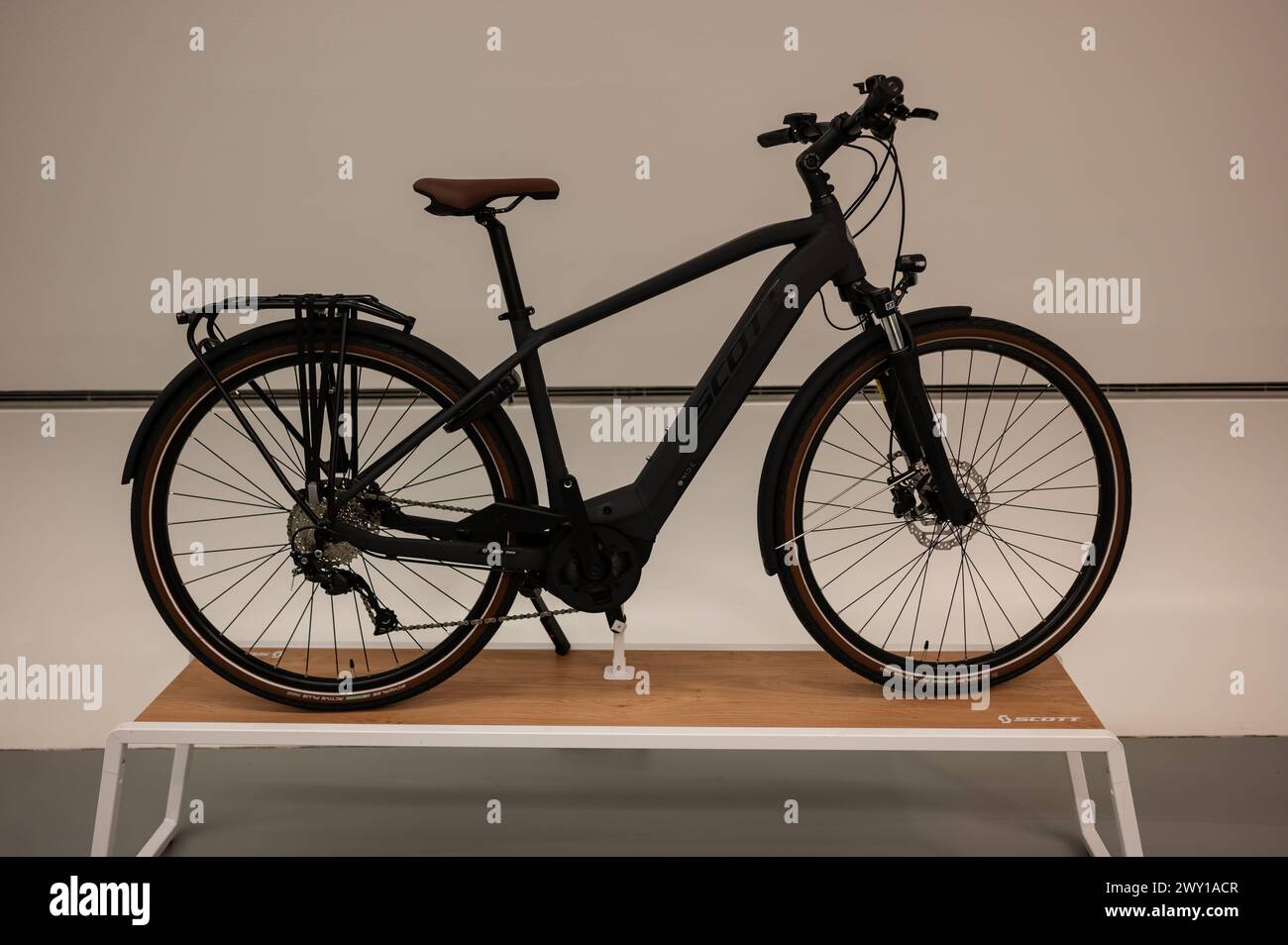 Scott electric mountain bike hi-res stock photography and images - Alamy