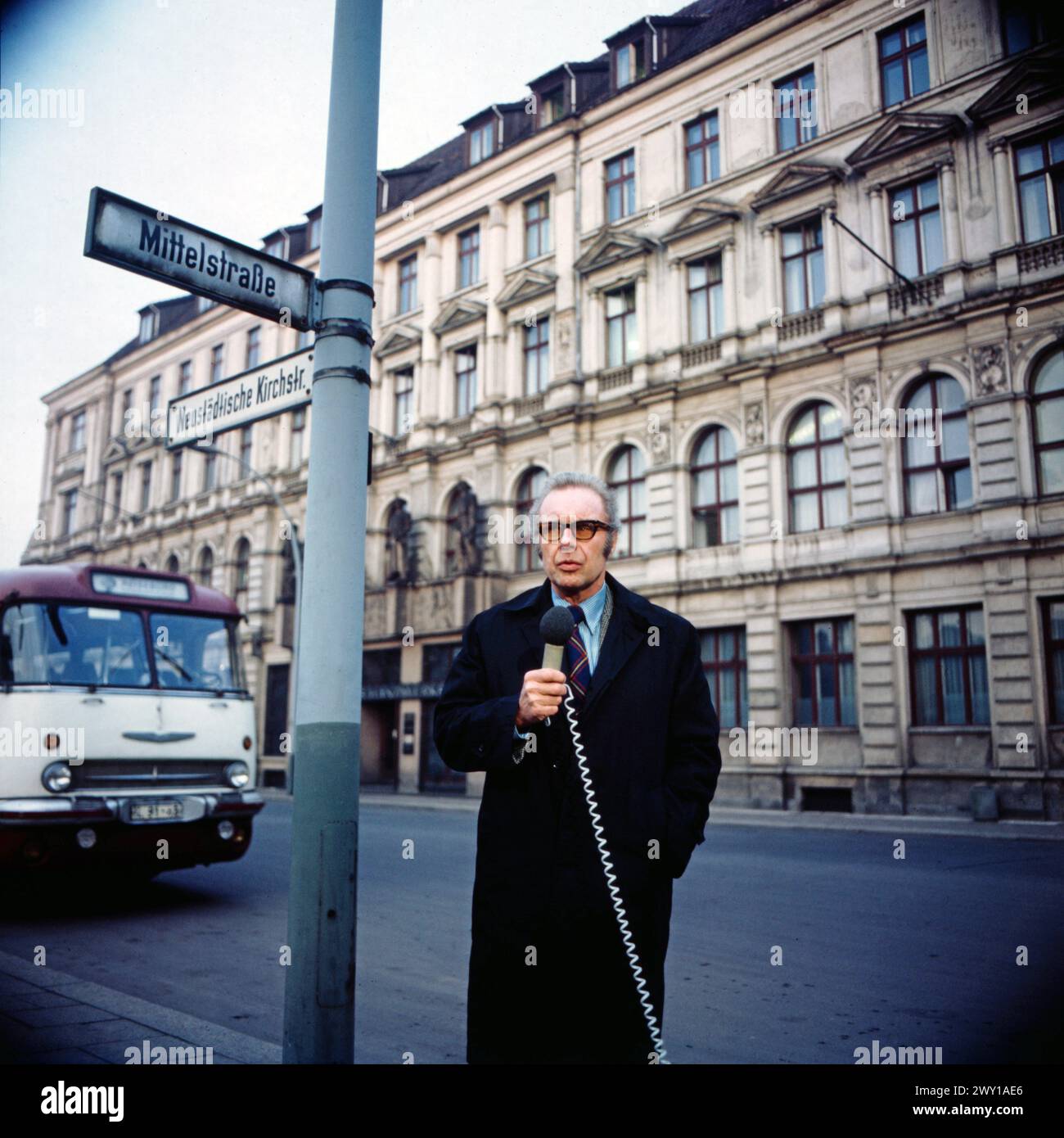 Kennzeichen D, politische Fernsehsendung vom ZDF, Berichte über die BRD und DDR, 1976, Bild: Moderator Hans Jürgen Wiessner vor dem Haus der Arbeit in Ost-Berlin. Stock Photo