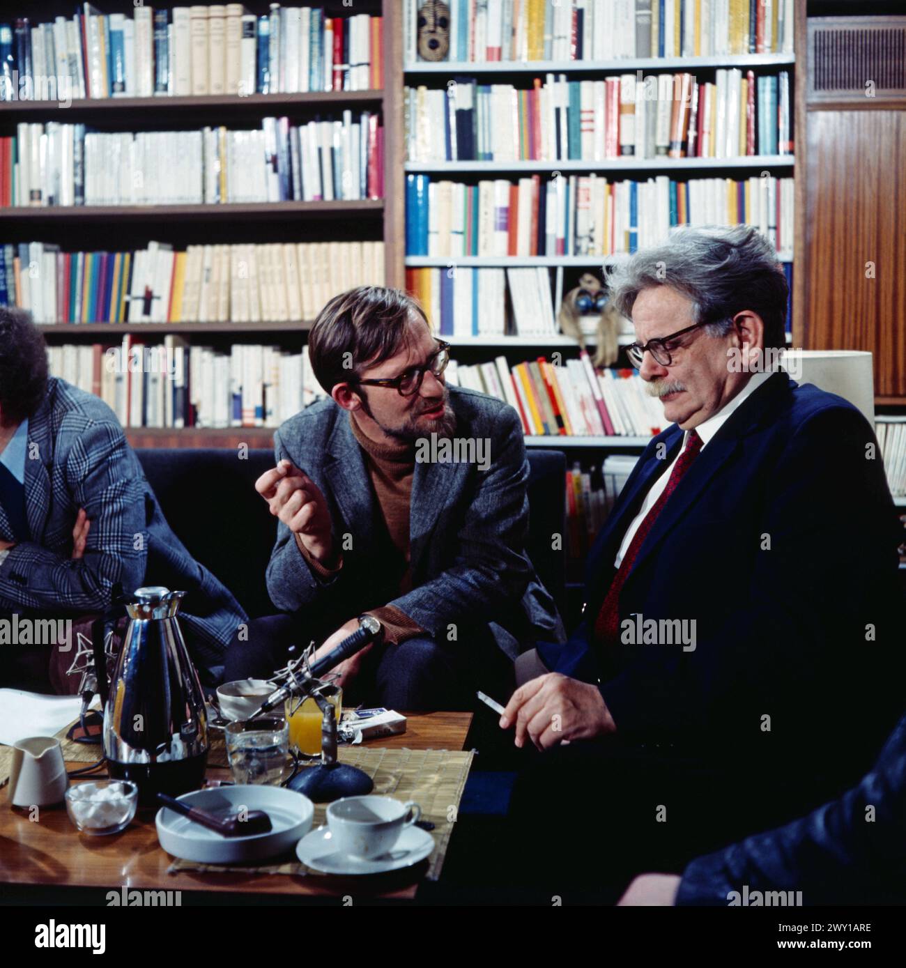 Literarisches Colloquium, auch: Das literarische Colloquium, ZDF Literatursendung, 1972, Gesprächsthema: Sind Tagebücher zeitgemäss?, mit Lars Gustafsson und Elias Canetti Stock Photo