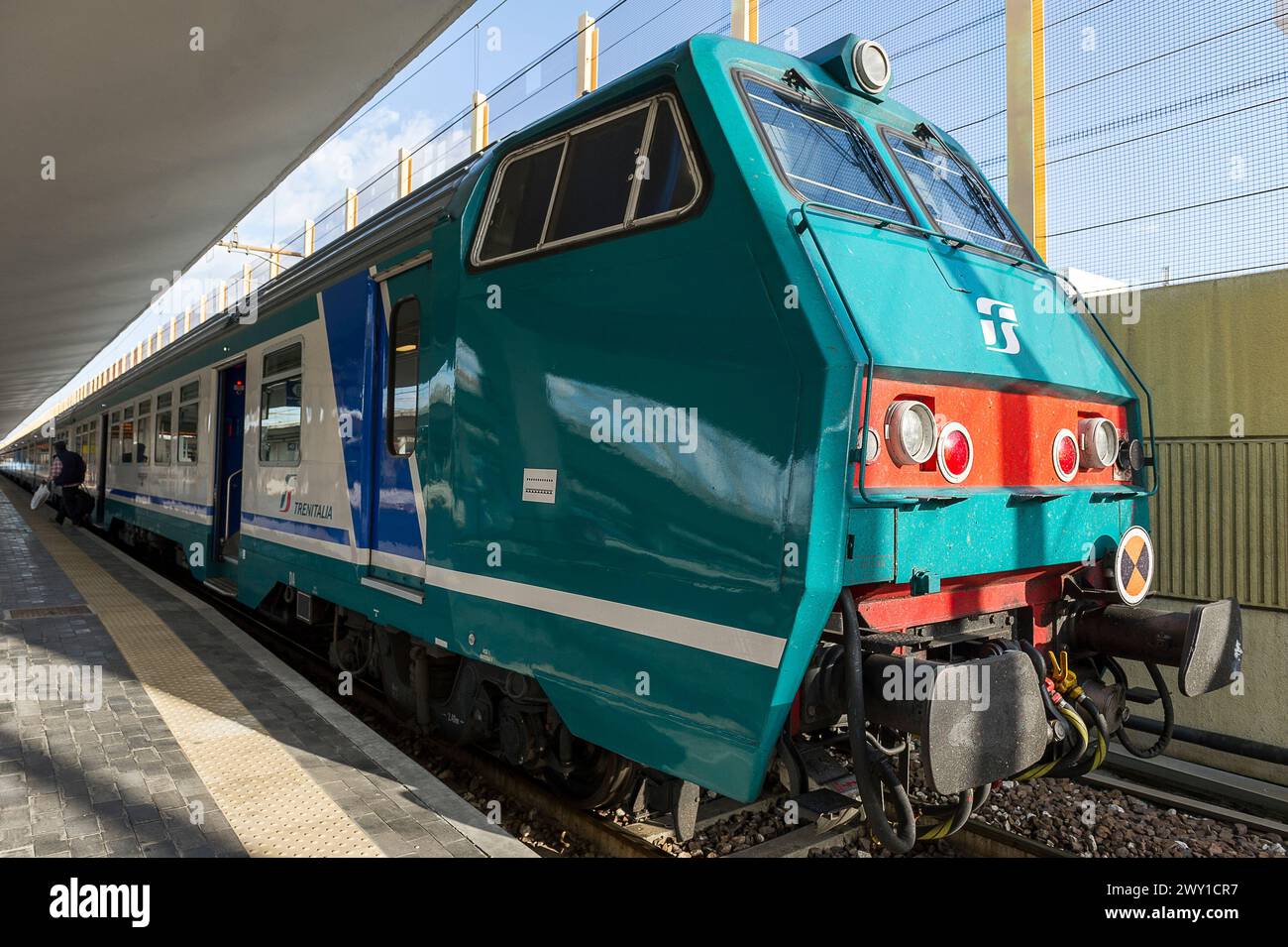 Train dans la gare centrale de Bologne | Trenitalia in the station of Bologna centrale Stock Photo