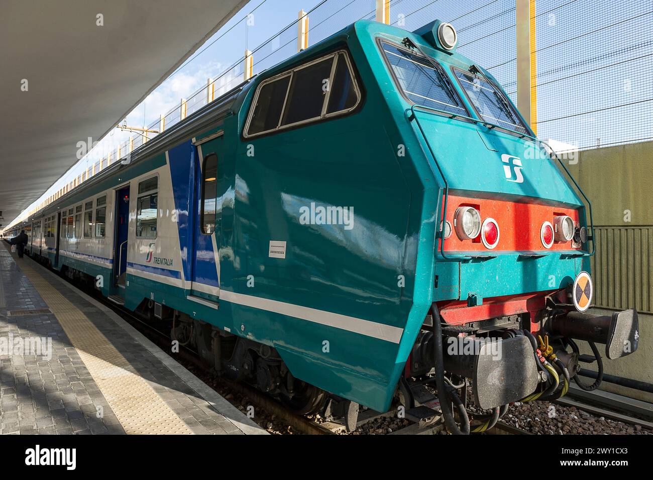 Train dans la gare centrale de Bologne | Trenitalia in the station of Bologna centrale Stock Photo
