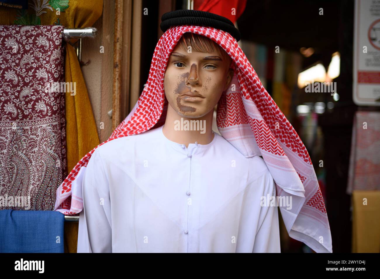 Kopfbedeckung Ghutrah auf einer Schaufensterpuppe im Grand Souq Bur - Dubai - Vereinigte Arabische Emirate, 09.01.2024 *** Ghutrah headdress on a mannequin in the Grand Souq Bur Dubai United Arab Emirates, 09 01 2024 Stock Photo