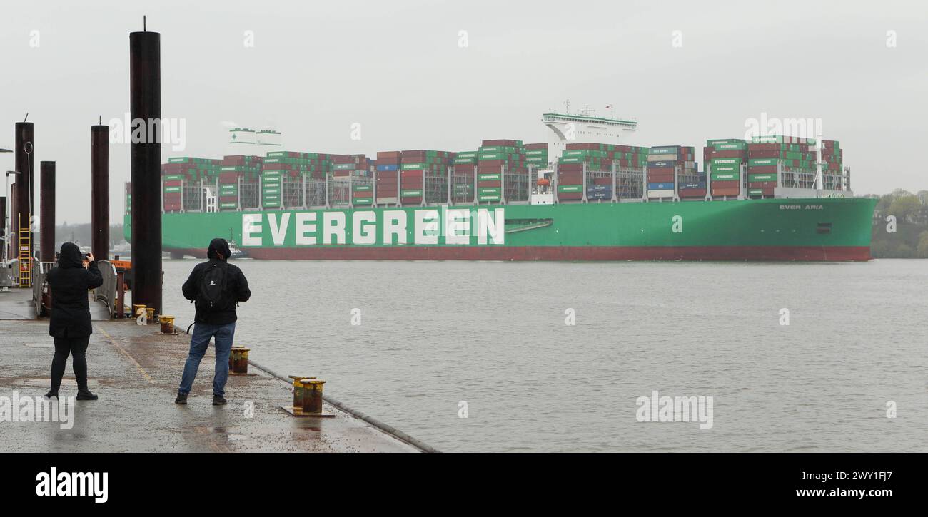 Das 400 Meter Lange Containerschiff Ever Aria Fährt In Den Hamburger