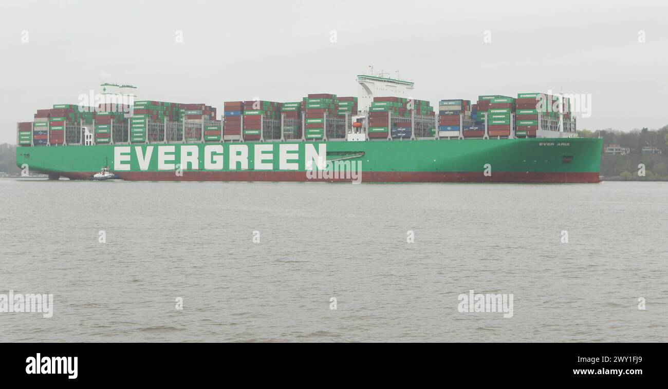 Das 400 Meter Lange Containerschiff Ever Aria Fährt In Den Hamburger