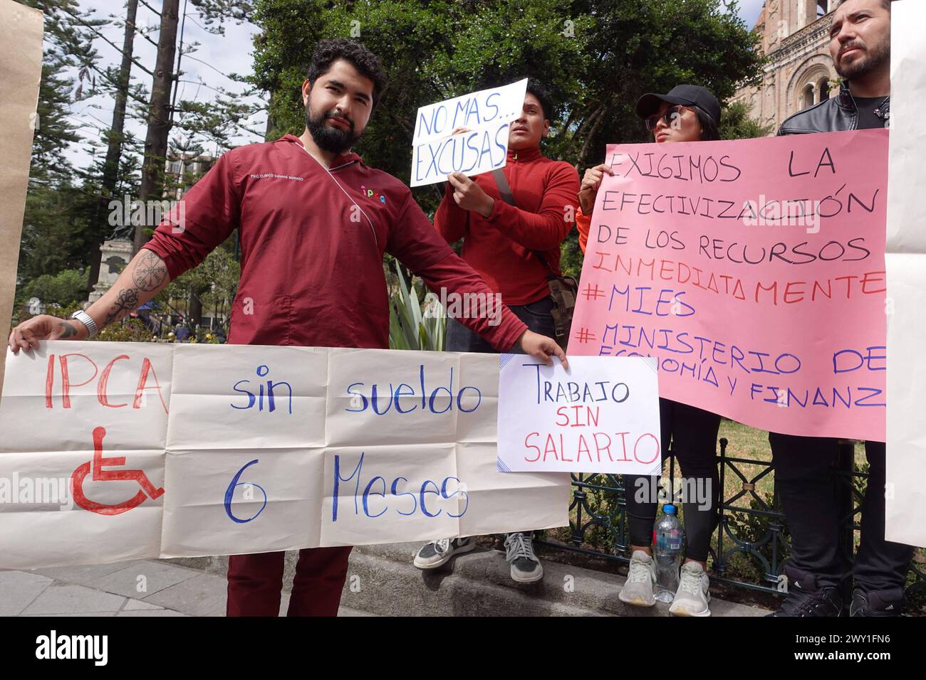 CUENCA-PLANTON-GRUPOS VULNERABLES CONTRA EL MIESS Cuenca,Ecuador 3 de abril de 2024. Las Organizaciones sociales de asistencia a grupos vulnerables de ayuda social en Cuenca realizaron un planton en el parque Calderon con el fin de pedir que se cancele los sueldos por parte del MIES. En Cuenca los trabajadores no resiven su sueldo durante 6 meses. foto Boris Romoleroux/API. SOI-CUENCA-PLANTON-GRUPOSVULNERABLESCONTRAELMIESS-c2524014d211bbd2f7f31226516dfbcc *** CUENCA PLANTON VULNERABLE GROUPS AGAINST MIESS Cuenca,Ecuador April 3, 2024 The social organizations of assistance to vulnerable groups Stock Photo